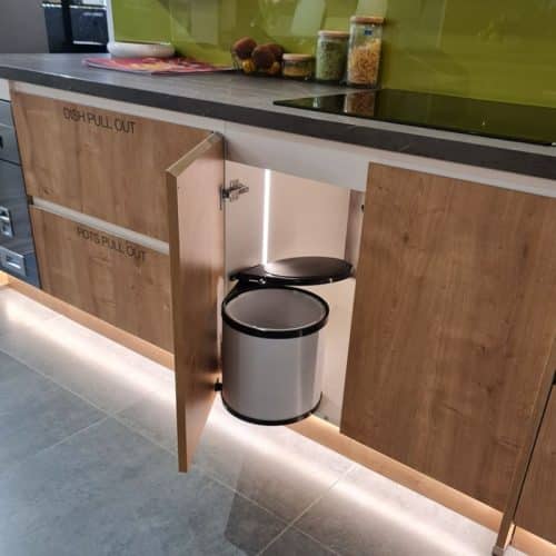 Ảnh thực tế Thùng rác gắn cánh lắp âm cửa Hafele Viola 502.24.006